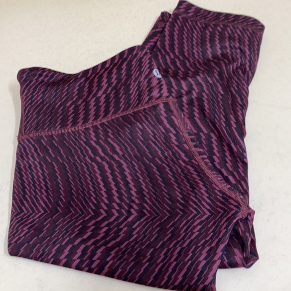 LULULEMON || Wunder Under Crop III Pants Zig Zag🌺 - Picture 6 of 10